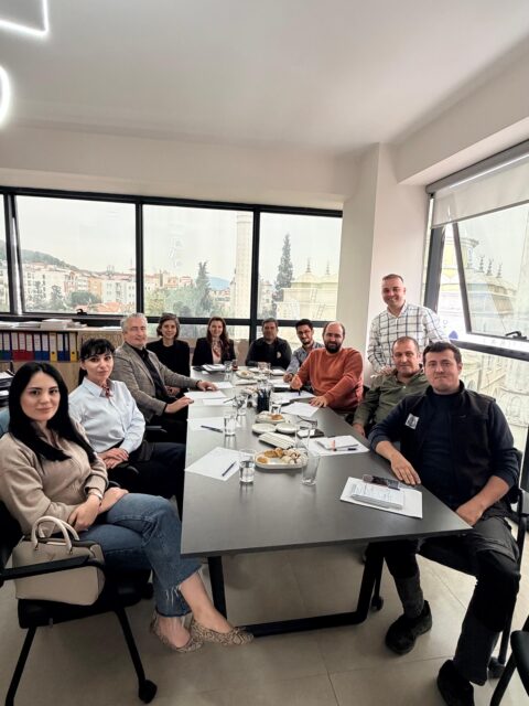 Teknik Çalıştay Toplantımızın ikincisini, İnşaat Mühendisleri Odası, Makina Mühendisleri Odası ve Harita Mühendisleri Odası ile belediyelerin teknik ekiplerinin katılımıyla gerçekleştirdik.

Ortaca Belediyesi İmar ve Şehircilik Müdürü Recep Aydın ve ekibi ile Köyceğiz Belediyesi’nden katılan teknik personellerin katkılarıyla, sahadaki sorunları ve çözüm önerilerini birlikte değerlendirdiğimiz verimli bir toplantı gerçekleştirdik.
Katkı sunan tüm paydaşlara teşekkür ederiz.

Ortak akıl ve iş birliğiyle süreci geliştirmeye devam edeceğiz.
#OrtacaMim #TMMOB #TeknikÇalıştay