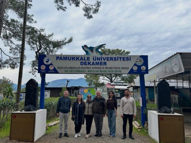 Bölgede faaliyet gösteren STK’larla yapılan iş birlikleri kapsamında, Kaptan June’un mirasını korumak ve gelecek nesillere aktarmak amacıyla Kaptan June Vakfı ile ortak bir çalışma başlatmış bulunmaktayız.

Sürecin ilk adımı olarak gerçekleştirdiğimiz saha ziyaretinde, Kaptan June’un barakasında onarılması planlanan alanlar yerinde incelenmiş ve onarım ihtiyaçları tespit edilmiştir. İncelemelerin ardından, DEKAMER’e de nezaket ve istişare ziyareti gerçekleştirilmiştir. 

Yerel değerlerimize ve çevresel mirasımıza sahip çıkmaya devam ediyoruz.